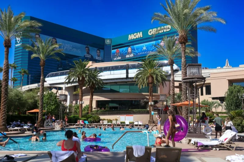 MGM, Caesars a Step Closer to Stock Market Exit After Regulators Approve Shelf Offerings